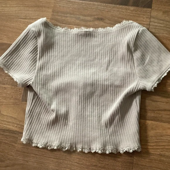 Tan crop top with buttons and lace - Picture 2 of 2